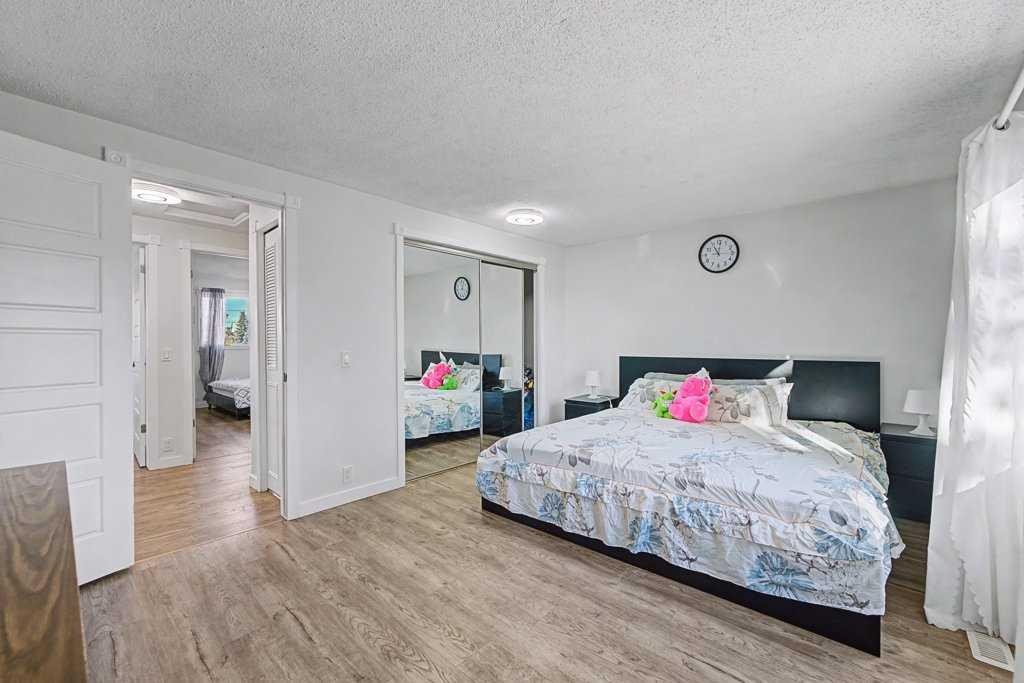 332 Abinger Crescent Ne, Calgary, AB - Indoor Photo Showing Bedroom