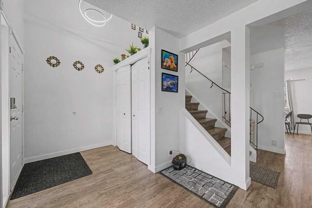 332 Abinger Crescent Ne, Calgary, AB - Indoor Photo Showing Other Room