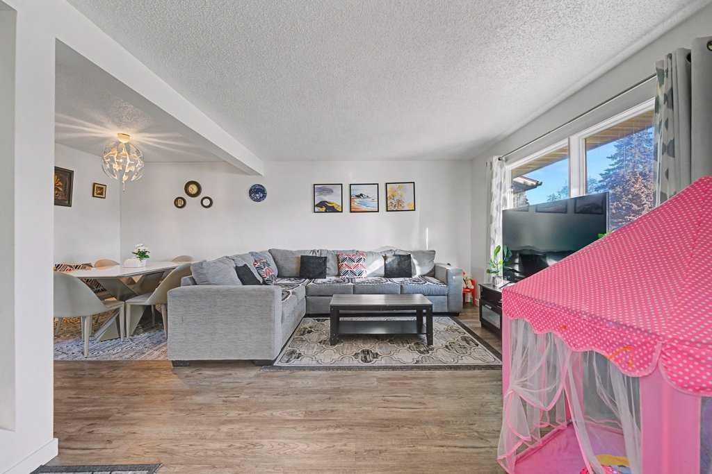 332 Abinger Crescent Ne, Calgary, AB - Indoor Photo Showing Living Room