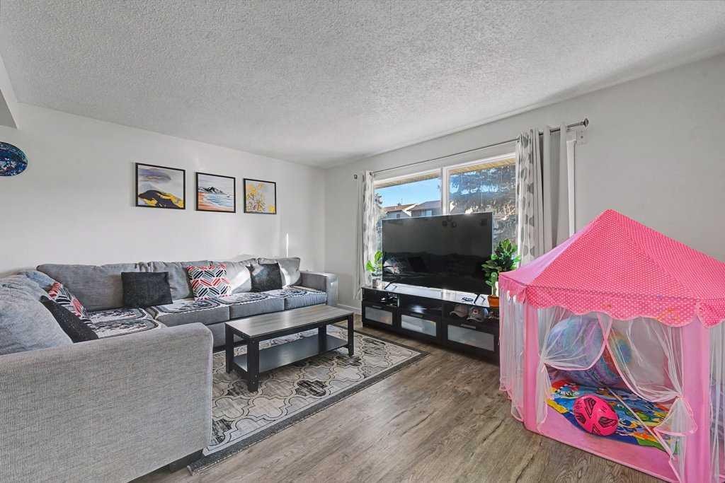 332 Abinger Crescent Ne, Calgary, AB - Indoor Photo Showing Living Room