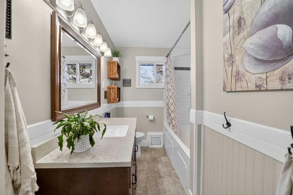 2110 16 Avenue, Didsbury, AB - Indoor Photo Showing Bathroom