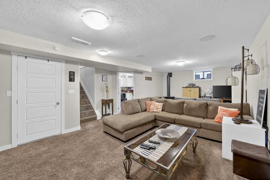 2110 16 Avenue, Didsbury, AB - Indoor Photo Showing Living Room