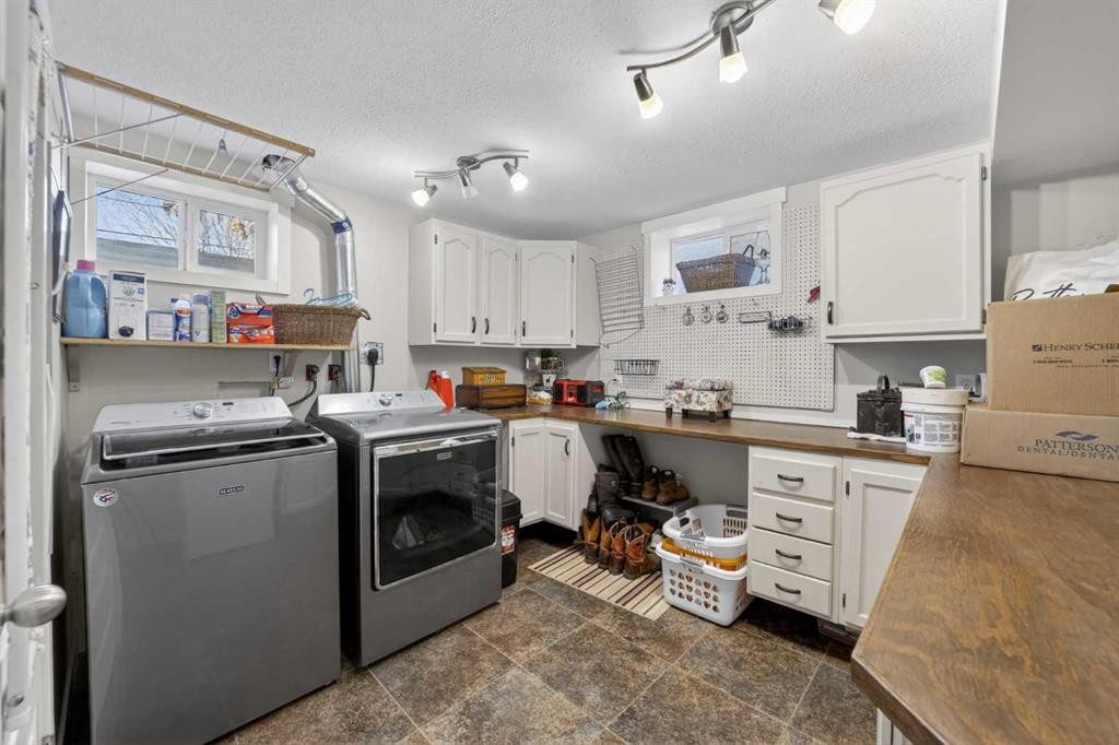 2110 16 Avenue, Didsbury, AB - Indoor Photo Showing Laundry Room