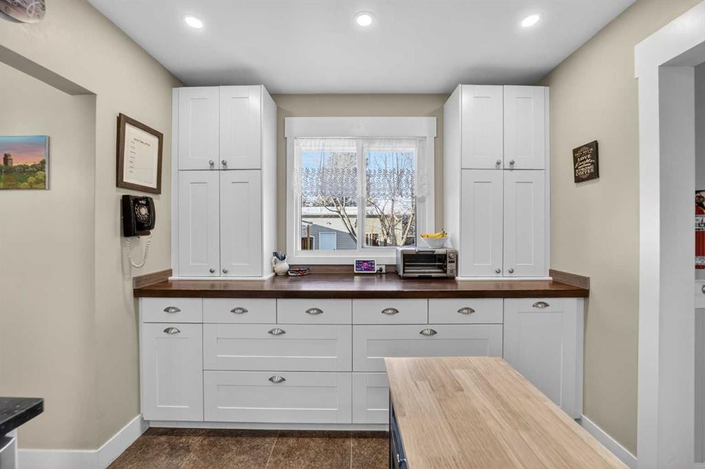 2110 16 Avenue, Didsbury, AB - Indoor