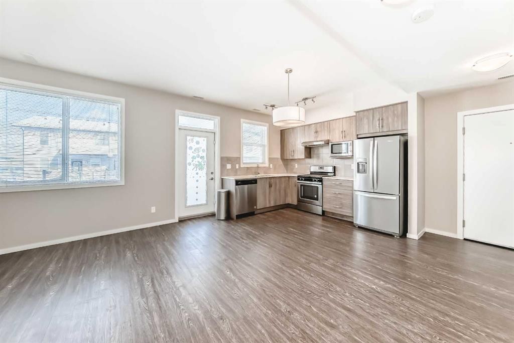 204-135 Redstone Walk Ne, Calgary, AB - Indoor Photo Showing Kitchen