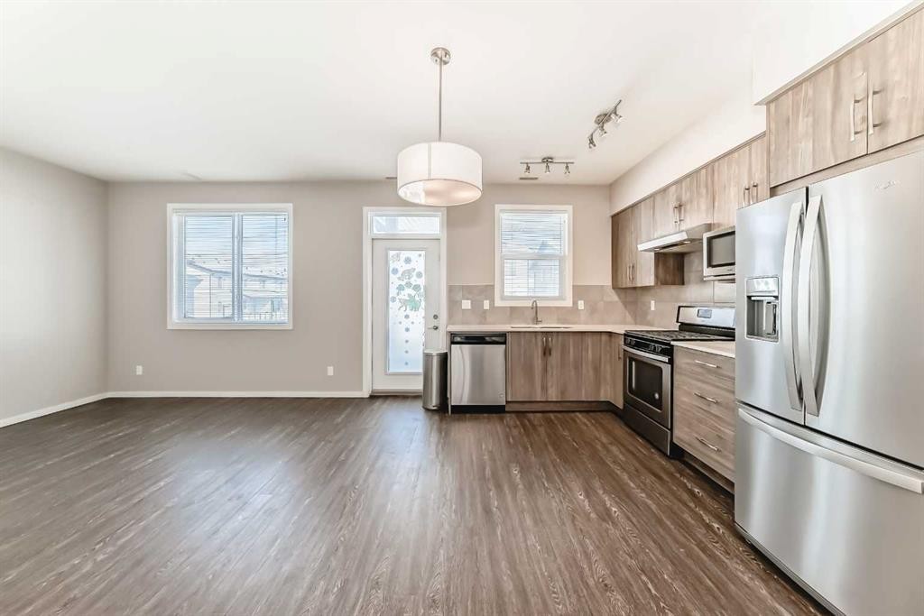 204-135 Redstone Walk Ne, Calgary, AB - Indoor Photo Showing Kitchen