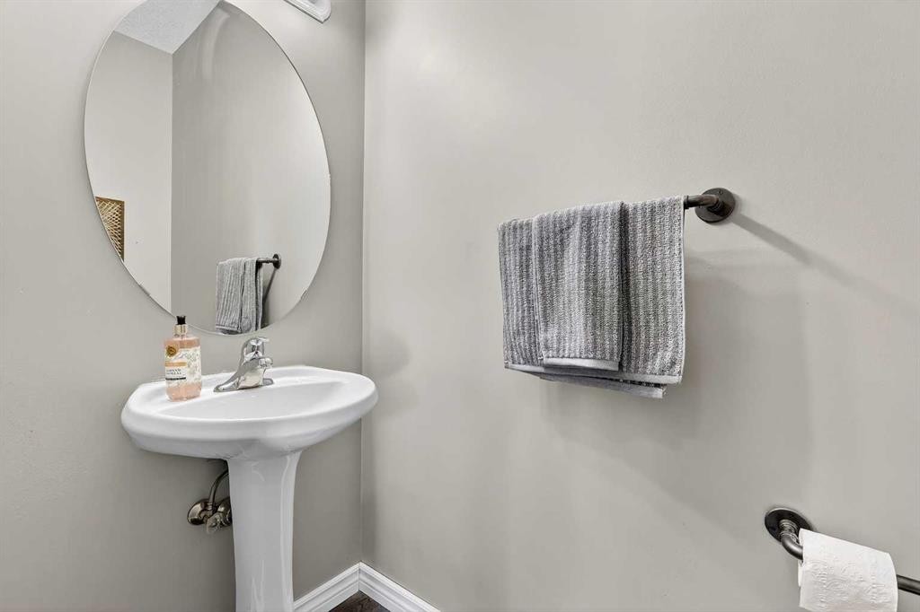 1153 Prestwick Circle Se, Calgary, AB - Indoor Photo Showing Bathroom
