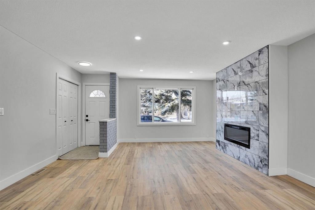 363 Templeside Circle Ne, Calgary, AB - Indoor With Fireplace