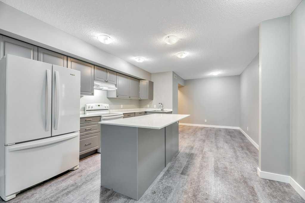 12-606 Lakeside Boulevard, Strathmore, AB - Indoor Photo Showing Kitchen