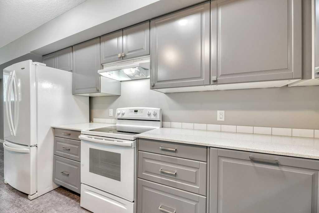 12-606 Lakeside Boulevard, Strathmore, AB - Indoor Photo Showing Kitchen