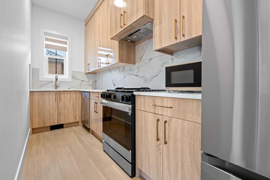 230 Royal Birch View Nw, Calgary, AB - Indoor Photo Showing Kitchen