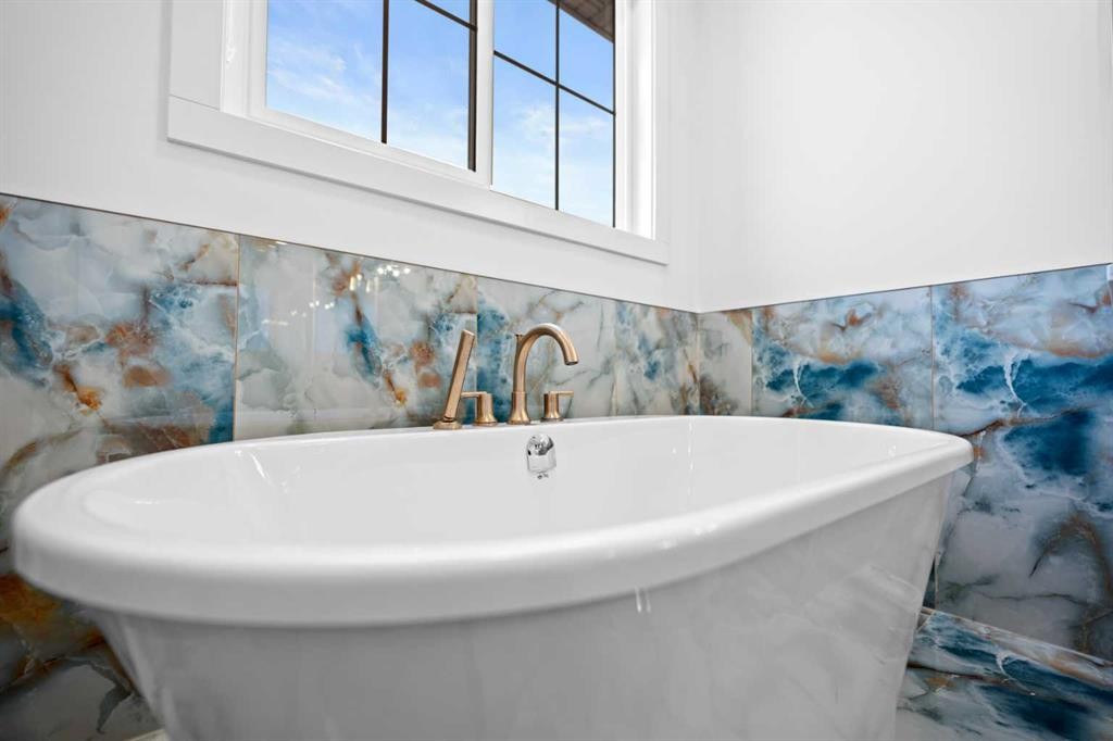 230 Royal Birch View Nw, Calgary, AB - Indoor Photo Showing Bathroom