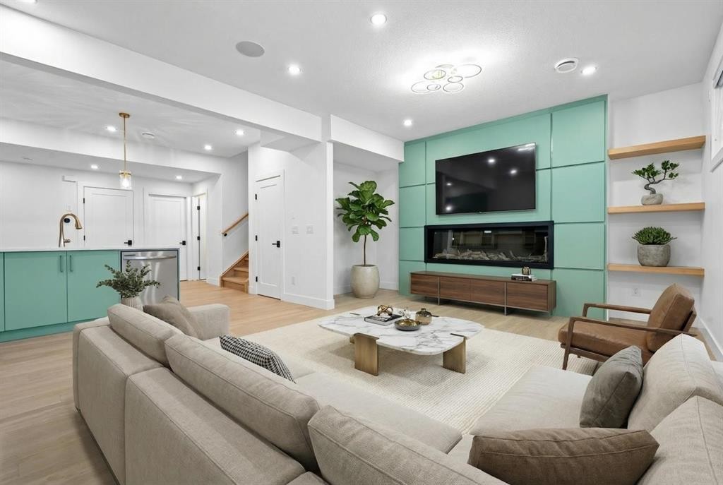 230 Royal Birch View Nw, Calgary, AB - Indoor Photo Showing Living Room