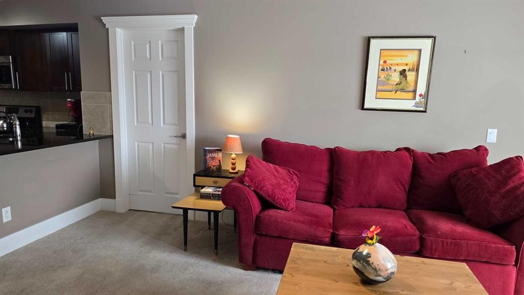 128-500 Rocky Vista Gardens Nw, Calgary, AB - Indoor Photo Showing Living Room