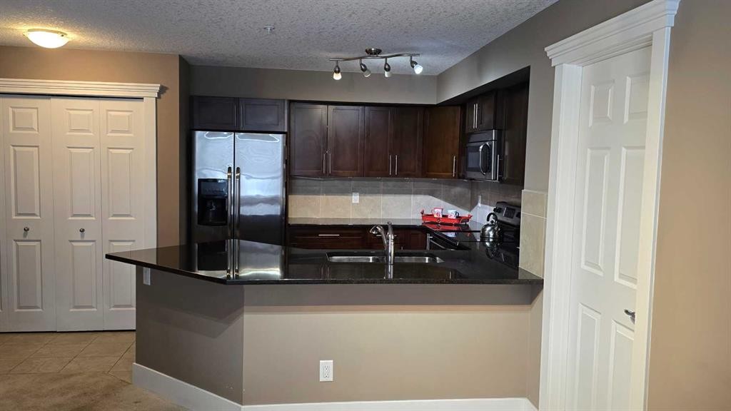 128-500 Rocky Vista Gardens Nw, Calgary, AB - Indoor Photo Showing Kitchen