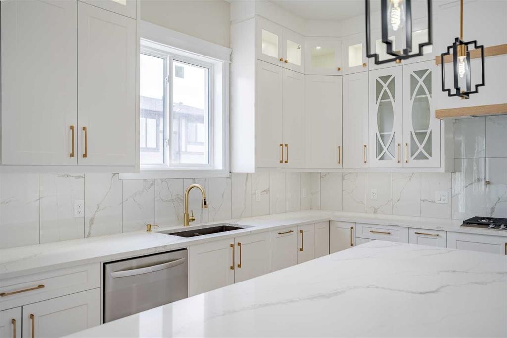 312 Watercrest Place, Chestermere, AB - Indoor Photo Showing Kitchen With Upgraded Kitchen