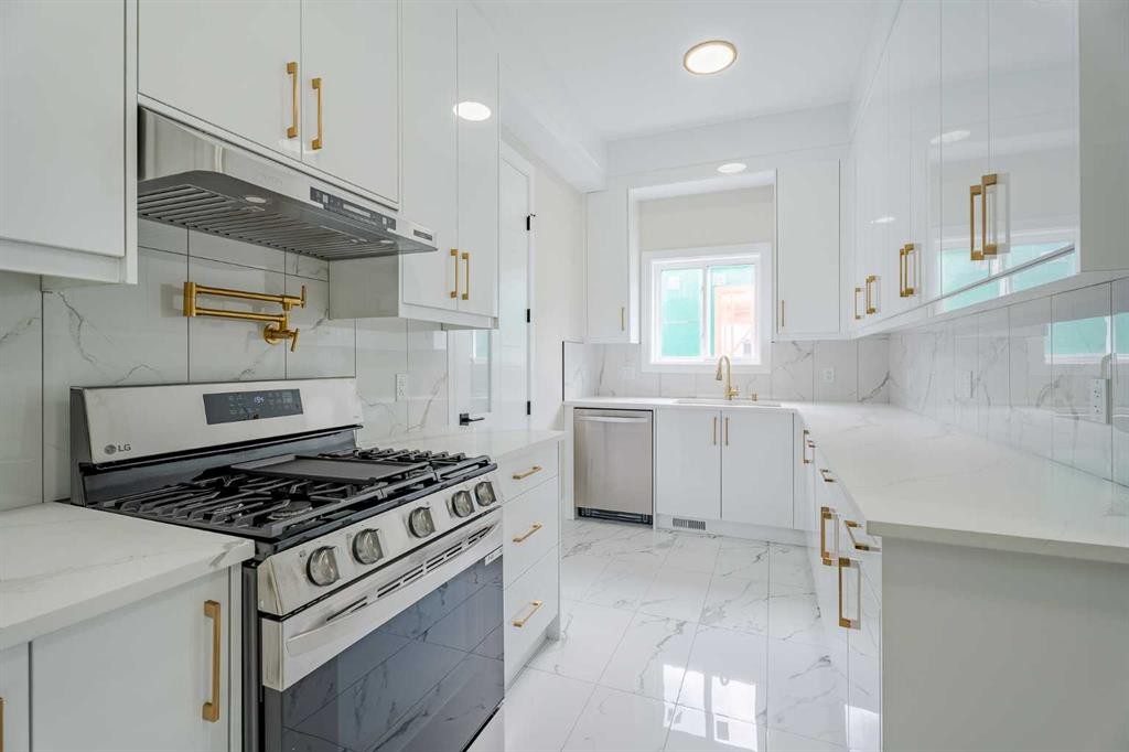 312 Watercrest Place, Chestermere, AB - Indoor Photo Showing Kitchen With Upgraded Kitchen