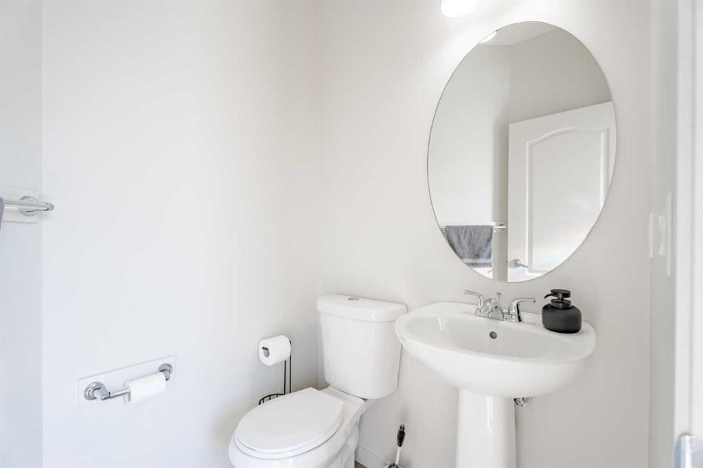 29 Evansridge Circle Nw, Calgary, AB - Indoor Photo Showing Bathroom