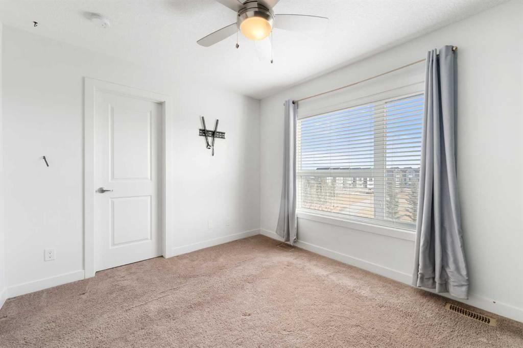 118 Evanscrest Manor Nw, Calgary, AB - Indoor Photo Showing Other Room