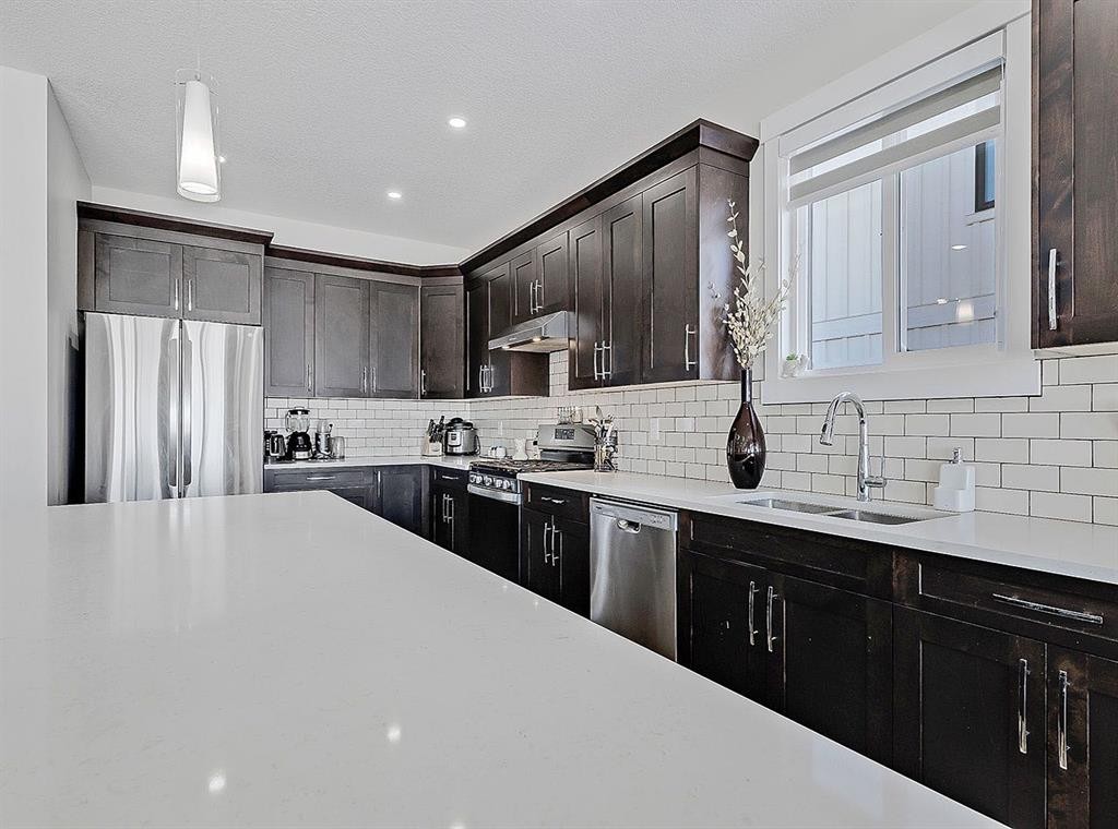 125 Westview Drive, Nanton, AB - Indoor Photo Showing Kitchen With Upgraded Kitchen