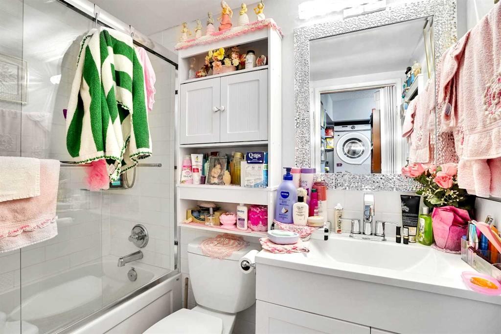 203-21 Dover Point Se, Calgary, AB - Indoor Photo Showing Bathroom