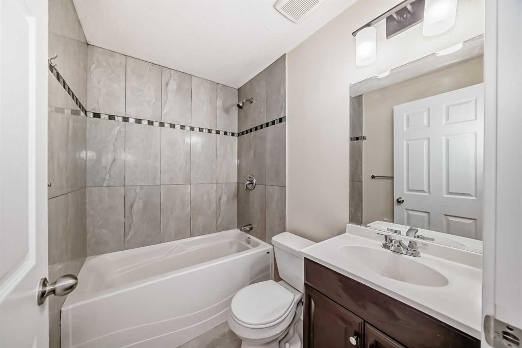 437 Redstone Grove Ne, Calgary, AB - Indoor Photo Showing Bathroom