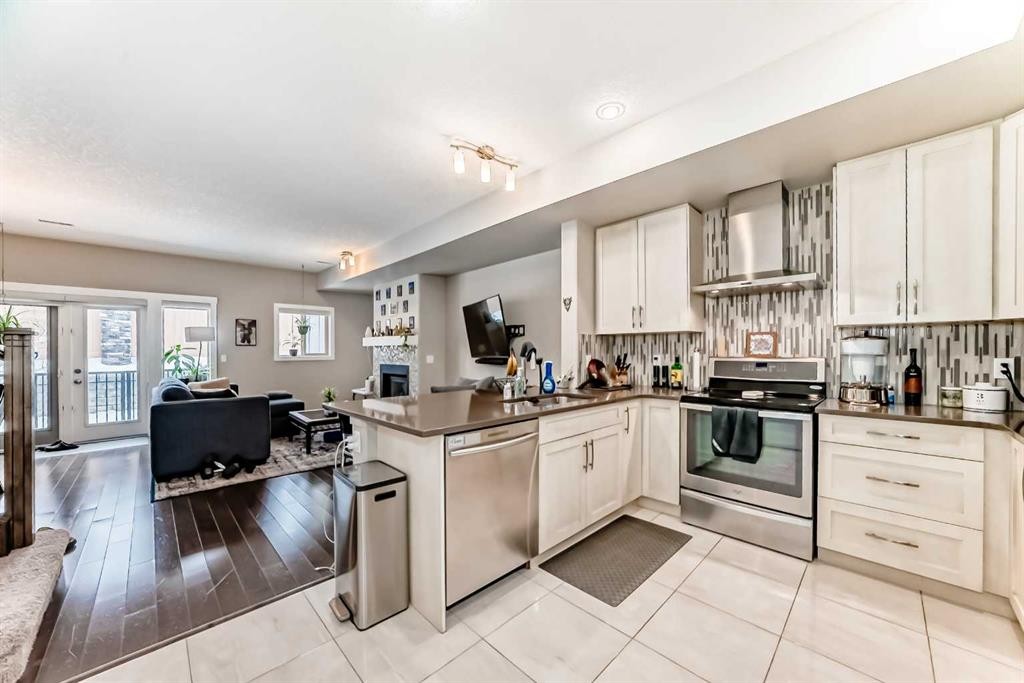106 Cougar Ridge Landing Sw, Calgary, AB - Indoor Photo Showing Kitchen