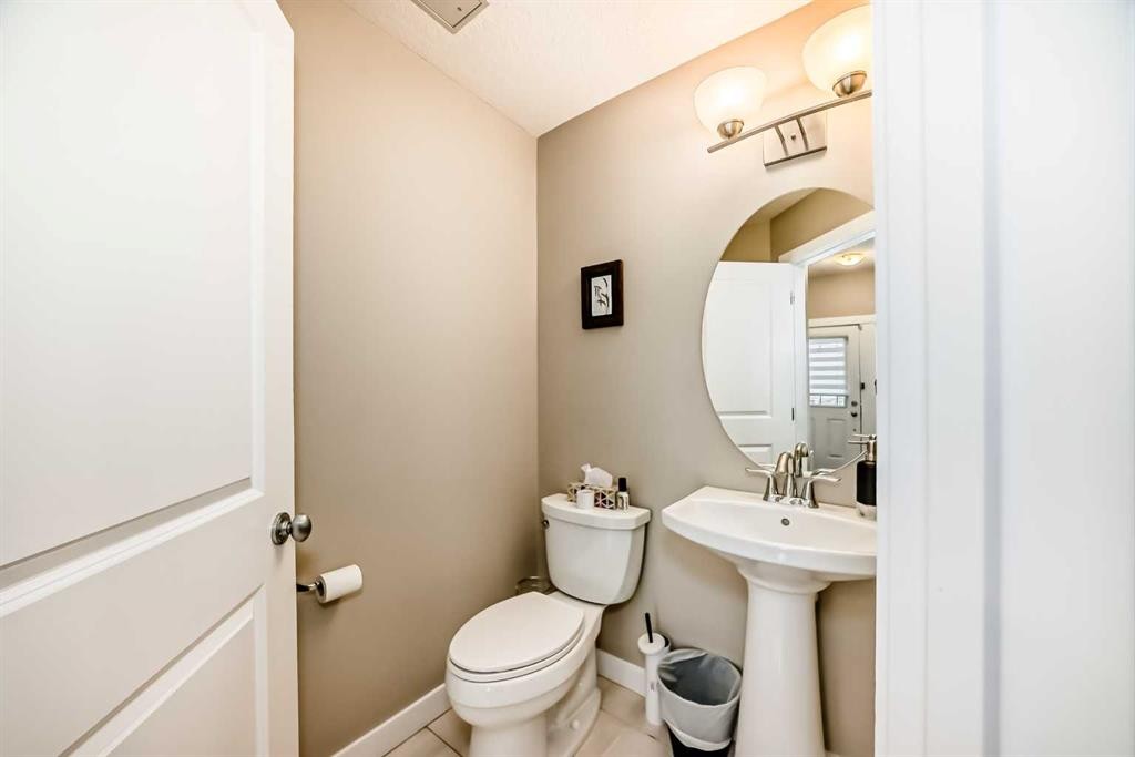 106 Cougar Ridge Landing Sw, Calgary, AB - Indoor Photo Showing Bathroom