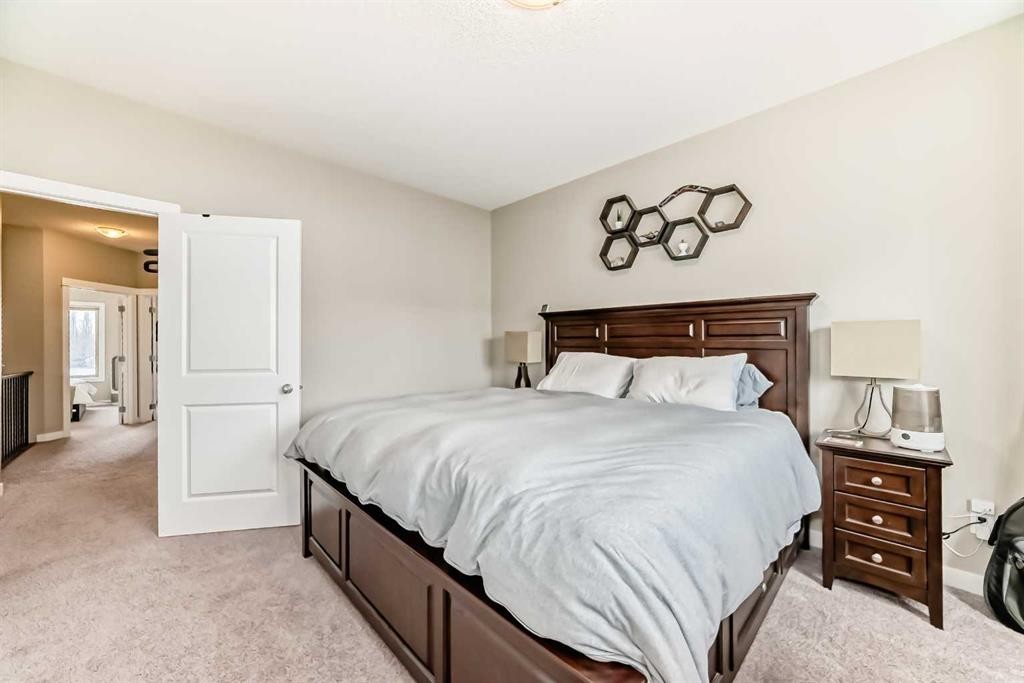 106 Cougar Ridge Landing Sw, Calgary, AB - Indoor Photo Showing Bedroom
