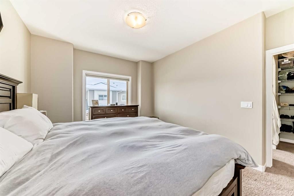 106 Cougar Ridge Landing Sw, Calgary, AB - Indoor Photo Showing Bedroom
