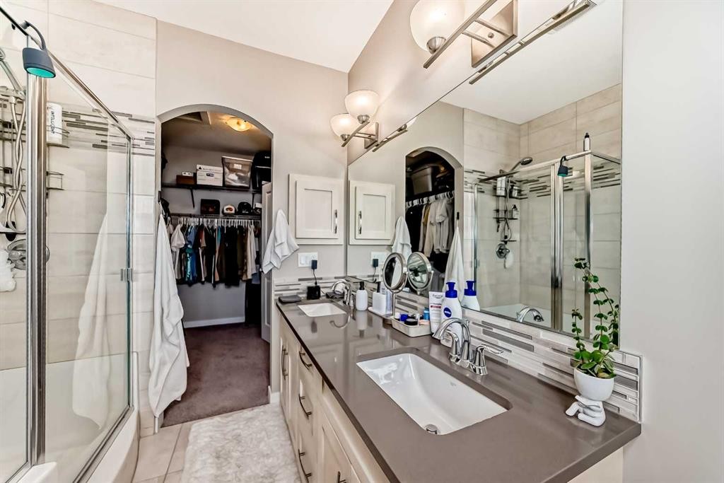 106 Cougar Ridge Landing Sw, Calgary, AB - Indoor Photo Showing Bathroom