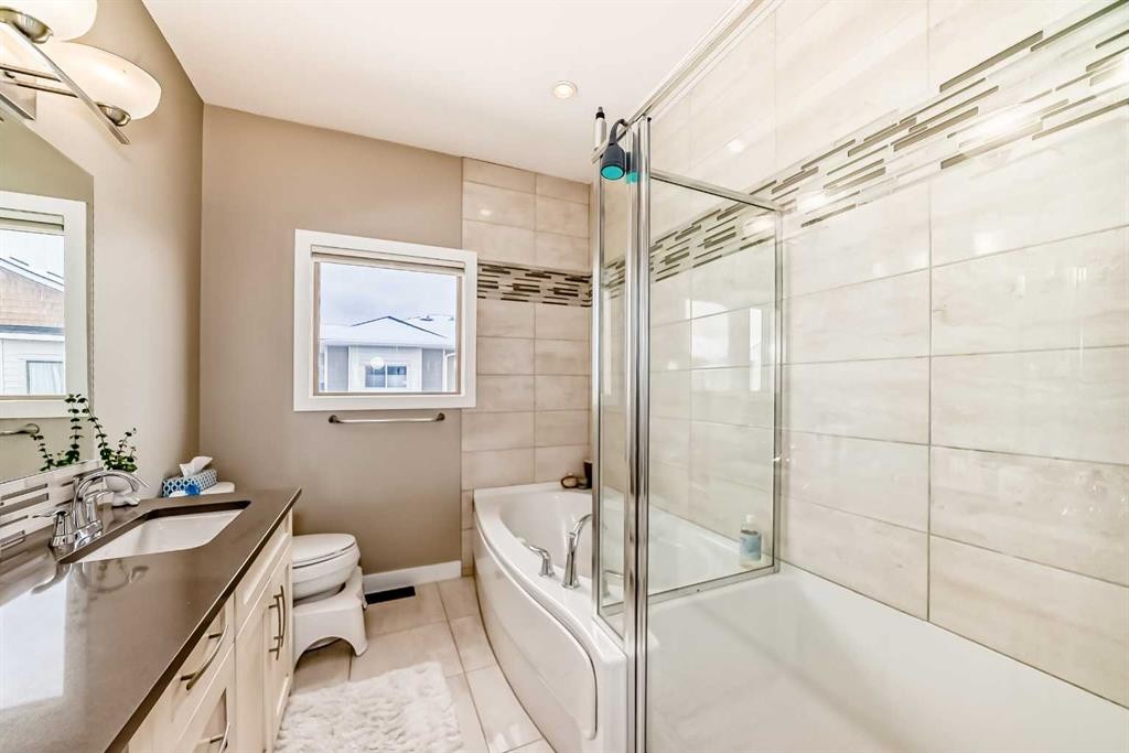 106 Cougar Ridge Landing Sw, Calgary, AB - Indoor Photo Showing Bathroom