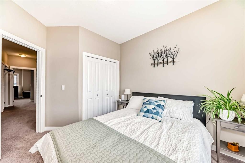 106 Cougar Ridge Landing Sw, Calgary, AB - Indoor Photo Showing Bedroom
