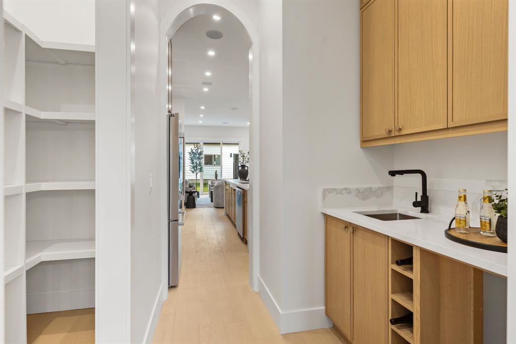 907 36 Street Nw, Calgary, AB - Indoor