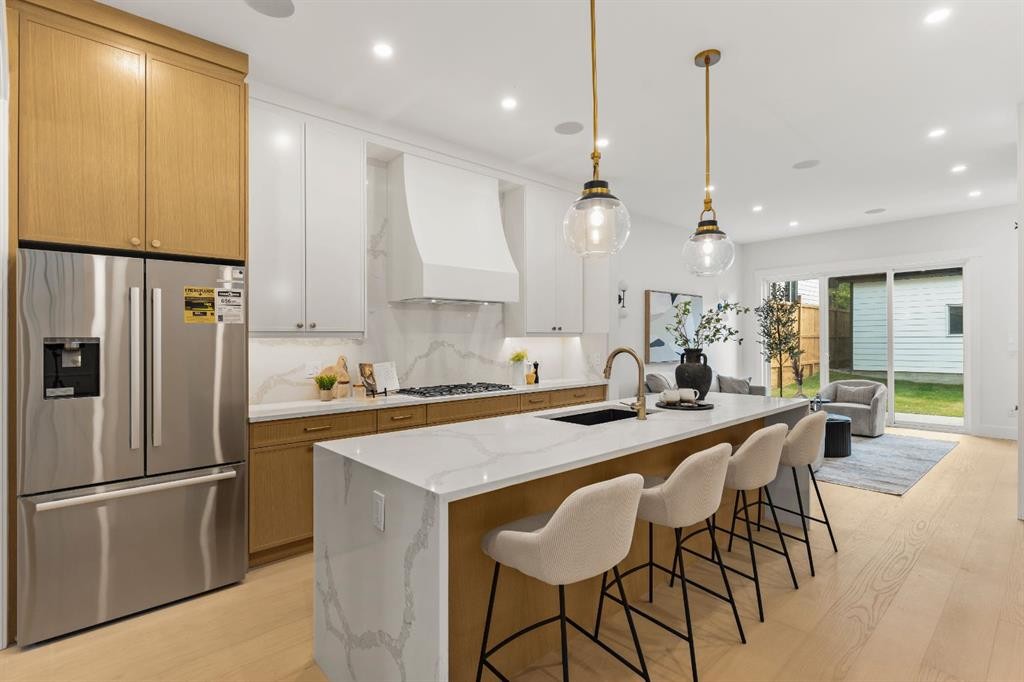 907 36 Street Nw, Calgary, AB - Indoor Photo Showing Kitchen With Stainless Steel Kitchen With Upgraded Kitchen
