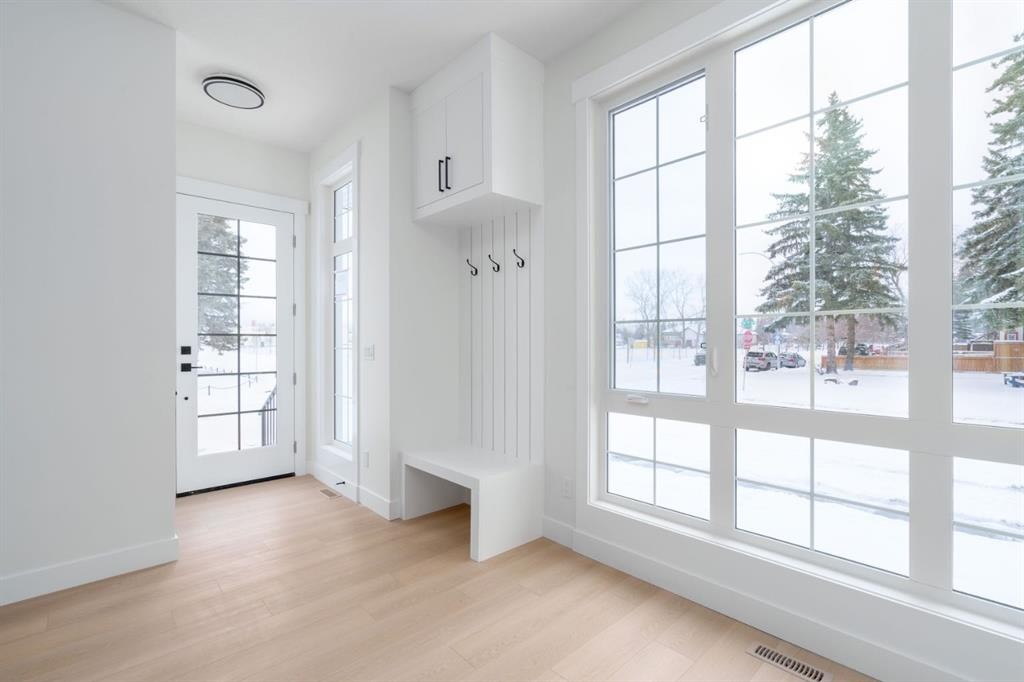 907 36 Street Nw, Calgary, AB - Indoor Photo Showing Other Room