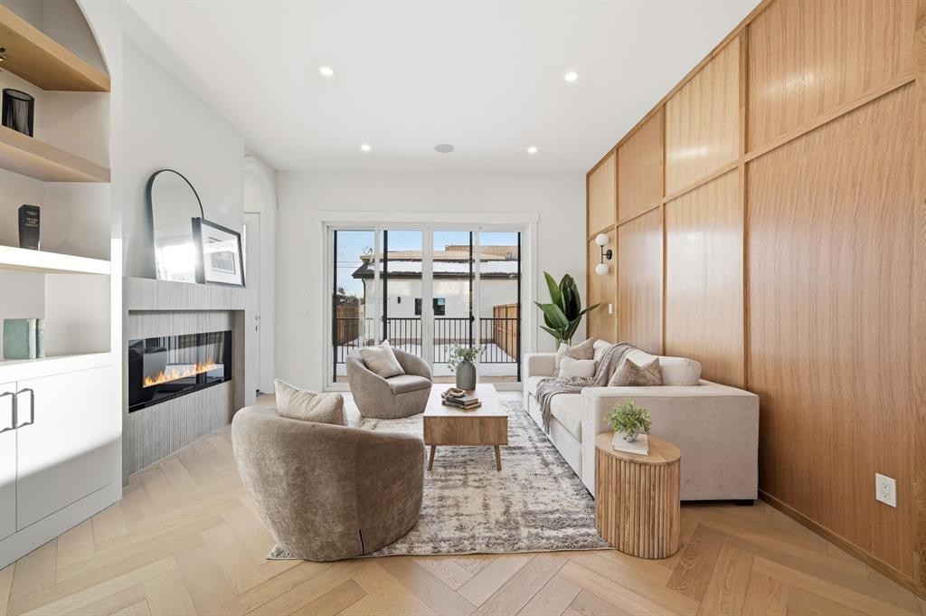 907 36 Street Nw, Calgary, AB - Indoor Photo Showing Living Room With Fireplace
