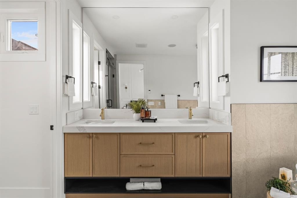 907 36 Street Nw, Calgary, AB - Indoor Photo Showing Bathroom