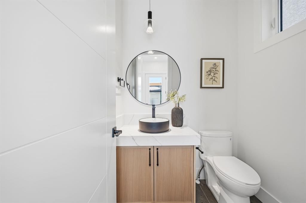 907 36 Street Nw, Calgary, AB - Indoor Photo Showing Bathroom