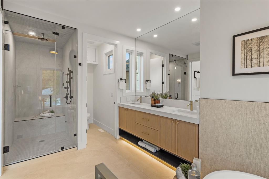 907 36 Street Nw, Calgary, AB - Indoor Photo Showing Bathroom