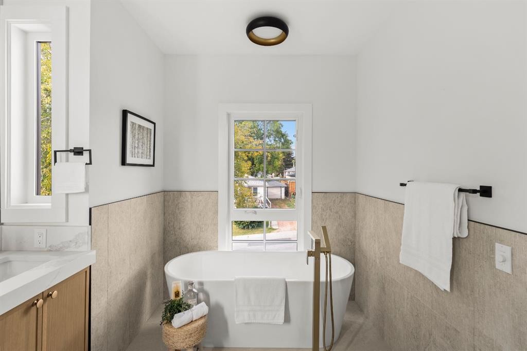 907 36 Street Nw, Calgary, AB - Indoor Photo Showing Bathroom