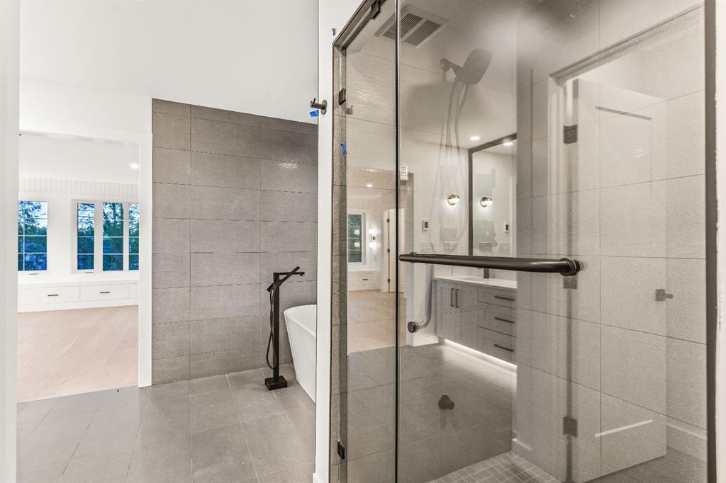 907 36 Street Nw, Calgary, AB - Indoor Photo Showing Bathroom