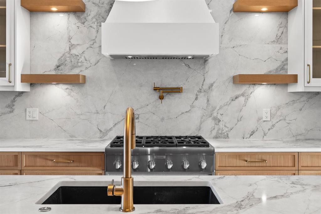 907 36 Street Nw, Calgary, AB - Indoor Photo Showing Kitchen With Double Sink