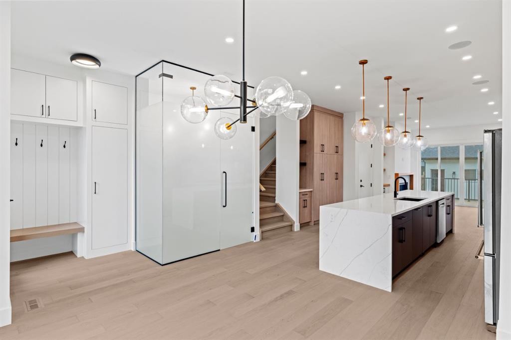 907 36 Street Nw, Calgary, AB - Indoor Photo Showing Kitchen With Upgraded Kitchen