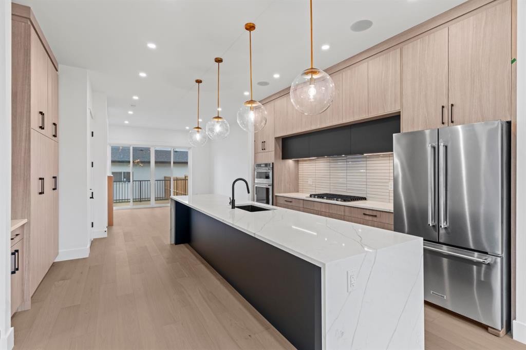 907 36 Street Nw, Calgary, AB - Indoor Photo Showing Kitchen With Stainless Steel Kitchen With Upgraded Kitchen