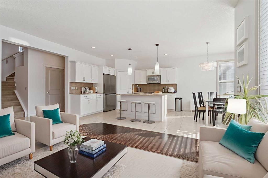 47 Everbrook Crescent Sw, Calgary, AB - Indoor Photo Showing Living Room