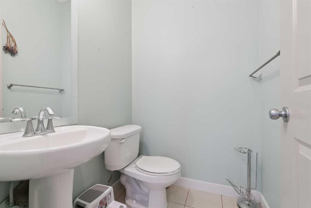 47 Everbrook Crescent Sw, Calgary, AB - Indoor Photo Showing Bathroom