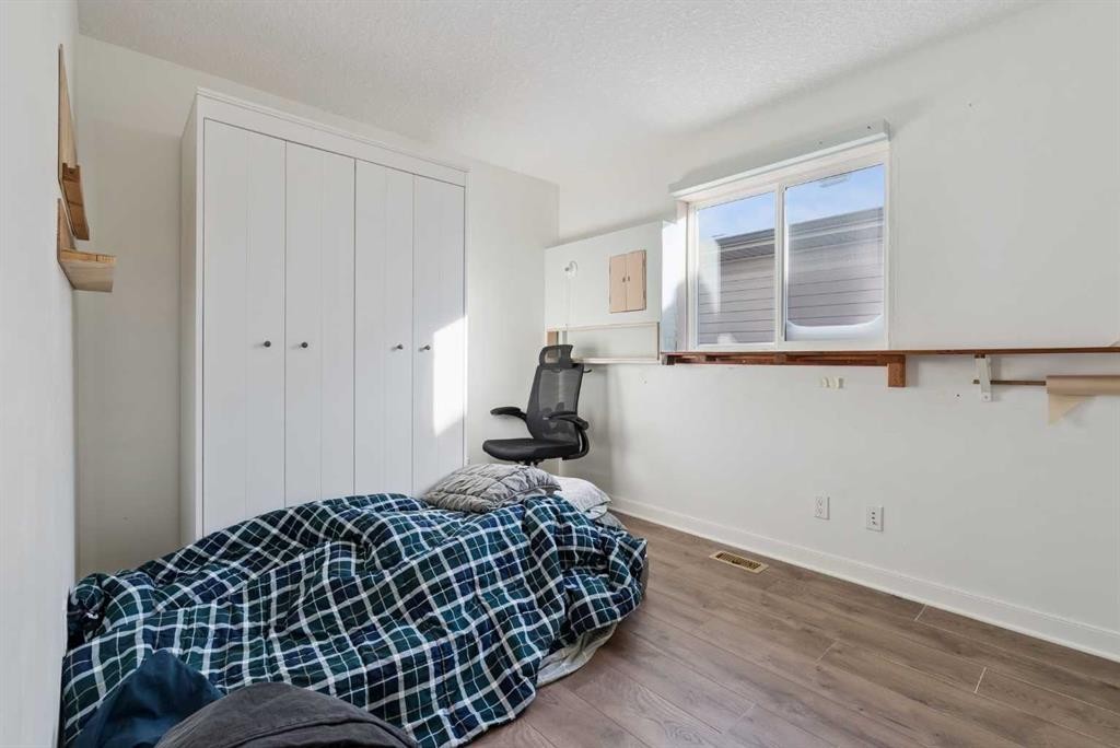 47 Everbrook Crescent Sw, Calgary, AB - Indoor Photo Showing Bedroom