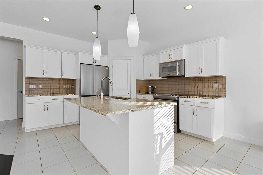 47 Everbrook Crescent Sw, Calgary, AB - Indoor Photo Showing Kitchen With Upgraded Kitchen