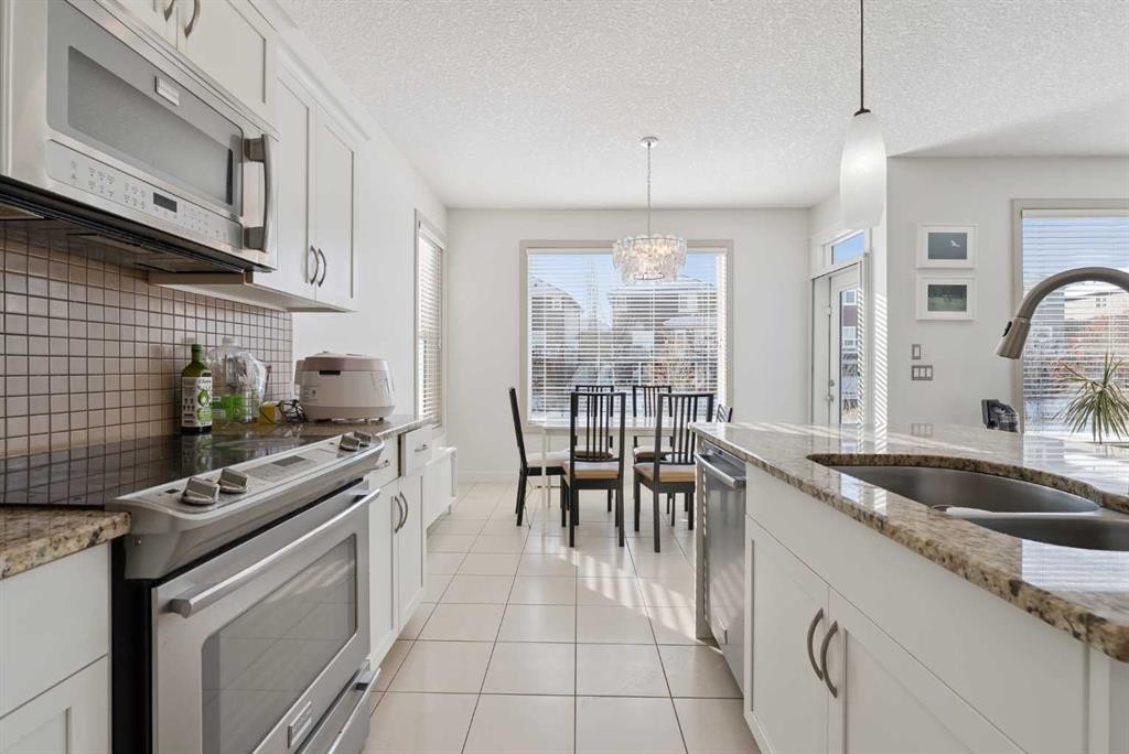 47 Everbrook Crescent Sw, Calgary, AB - Indoor Photo Showing Kitchen With Double Sink With Upgraded Kitchen
